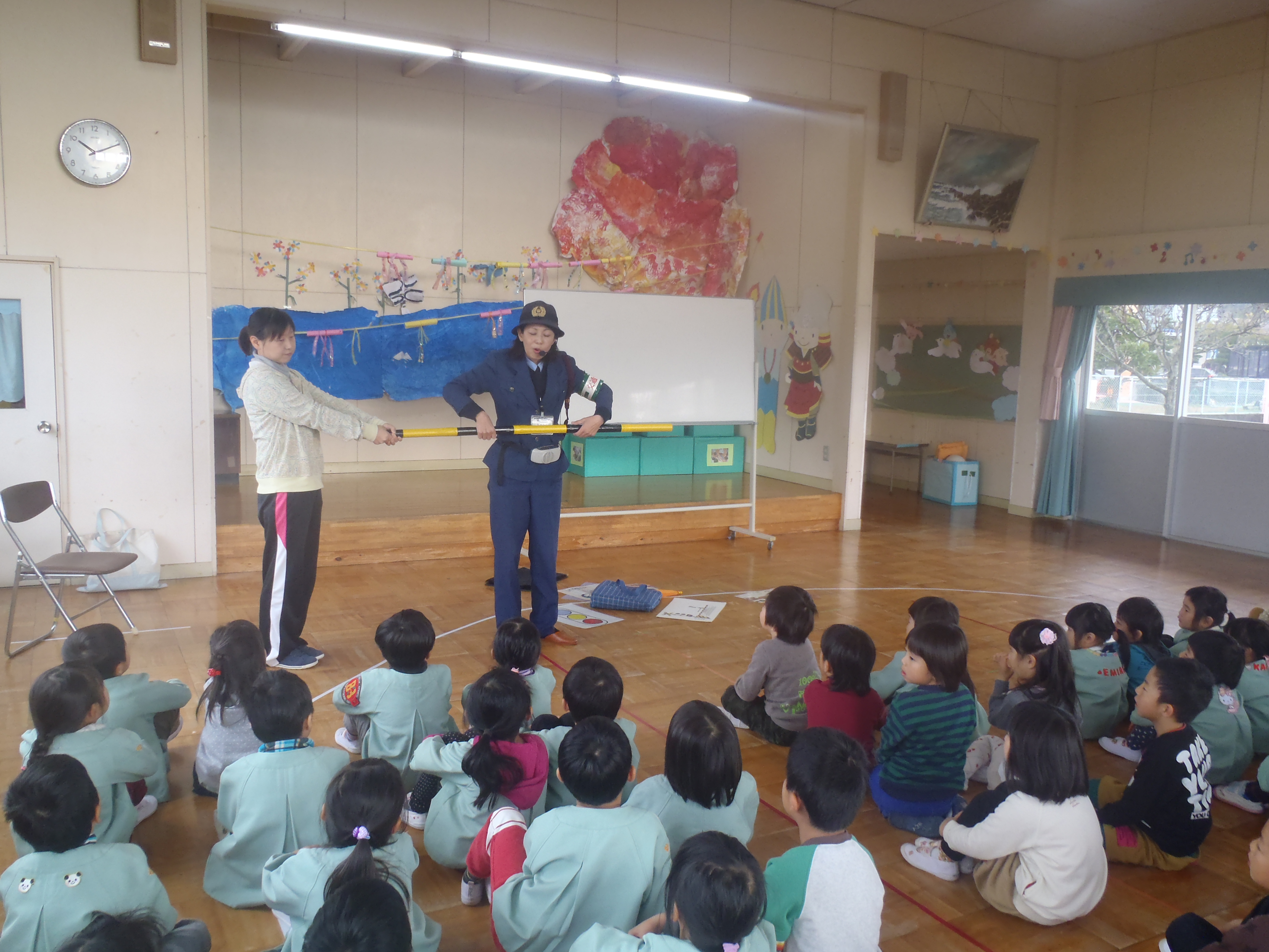 こども園や小学校での交通安全指導の画像