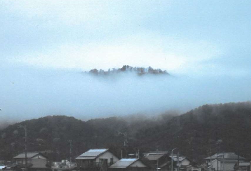 雲上の菩提山城の画像