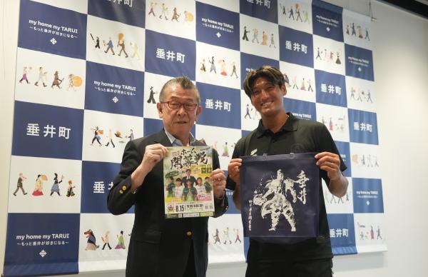 町長と選手の写真